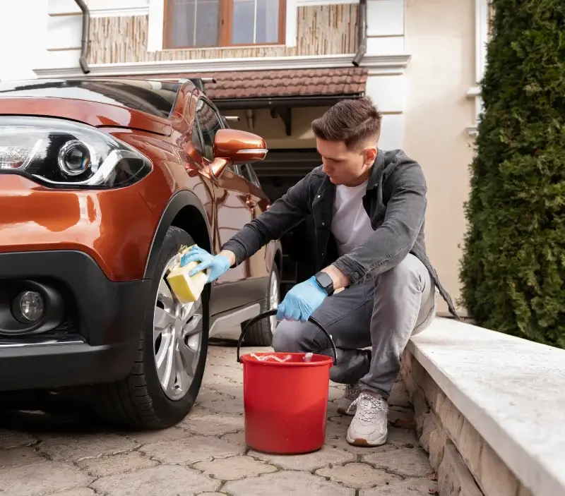 Lavage auto à domicile Reyvroz : professionnel intervenant sur un véhicule